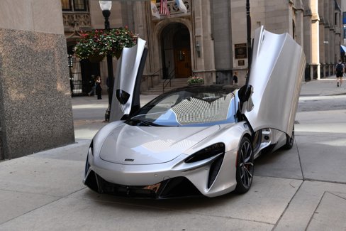 Used 2023 McLaren Artura image 1