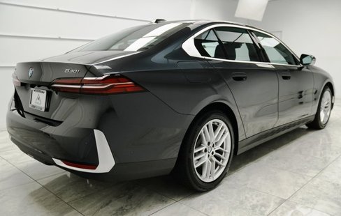Used 2024 BMW 530i xDrive w/ Premium Package image 9