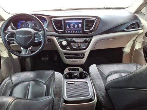 Used 2018 Chrysler Pacifica Touring-L Plus image 17