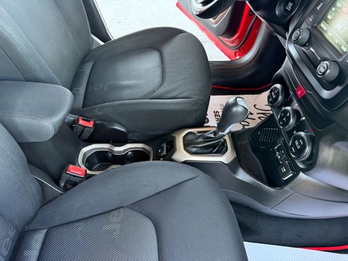 Used 2016 Jeep Renegade Latitude w/ Popular Equipment Group image 25