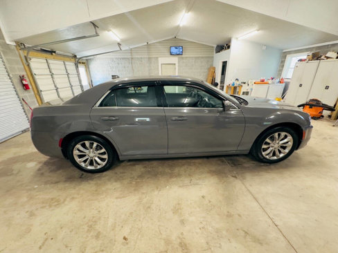 Used 2018 Chrysler 300 Touring L image 7