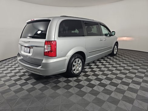 Used 2012 Chrysler Town & Country Touring image 8
