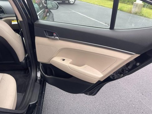 Used 2018 Hyundai Elantra SE image 9