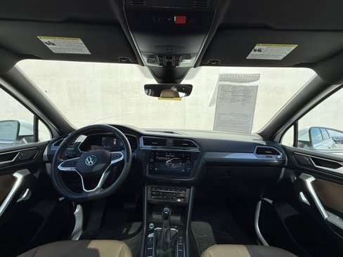 Used 2022 Volkswagen Tiguan SE w/ Panoramic Sunroof Package image 6