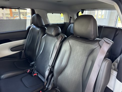Used 2022 Kia Carnival EX image 26