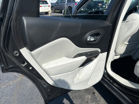 Used 2019 Jeep Cherokee Limited image 31