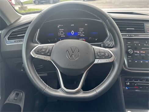 Used 2022 Volkswagen Tiguan SE w/ Panoramic Sunroof Package image 21