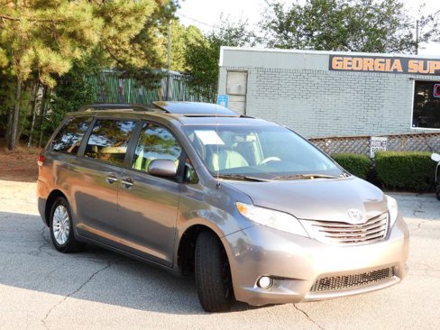 Used 2014 Toyota Sienna XLE image 3