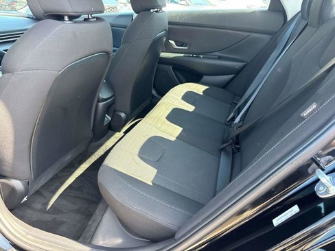 Certified 2025 Hyundai Elantra SE image 9