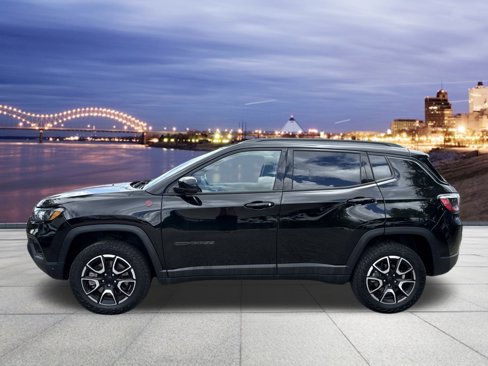 Used 2024 Jeep Compass Trailhawk image 2