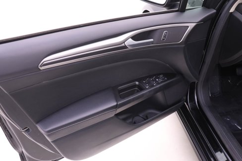 Used 2017 Ford Fusion SE w/ Equipment Group 201A image 8