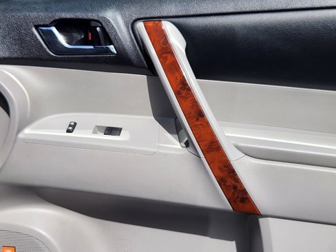 Used 2013 Toyota Highlander Limited image 23