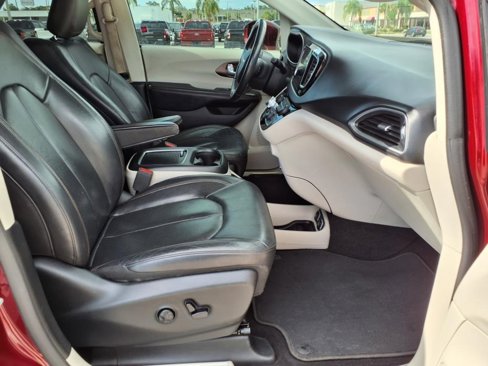 Used 2018 Chrysler Pacifica Touring-L Plus image 12