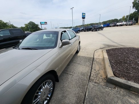 Used 2010 Lincoln Town Car Signature Limited image 3