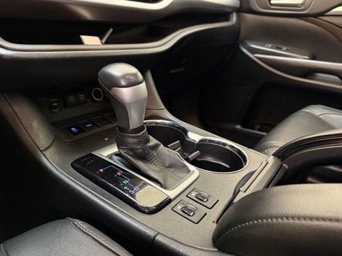 Used 2018 Toyota Highlander XLE image 19