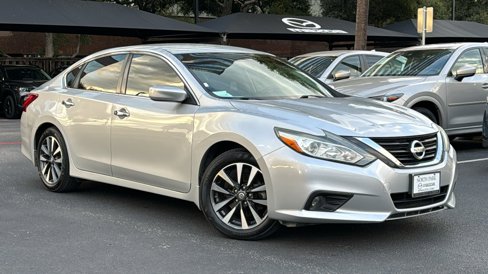 Used 2017 Nissan Altima 2.5 SV image 2