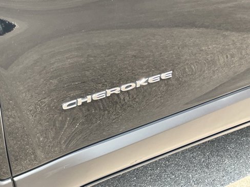 Used 2018 Jeep Cherokee Latitude Plus w/ Cold Weather Group image 7