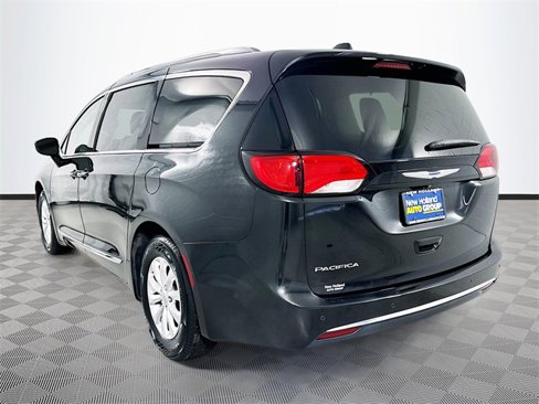 Used 2018 Chrysler Pacifica Touring-L w/ Advanced Safetytec Group image 5