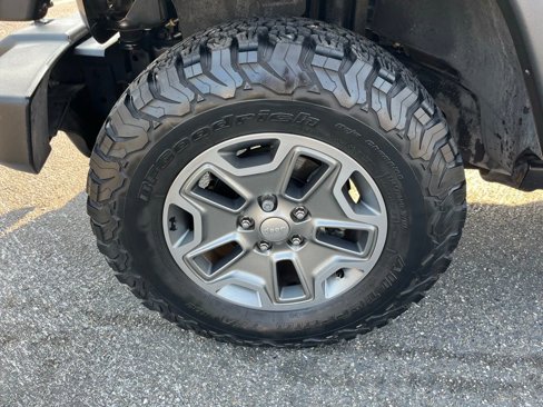 Used 2017 Jeep Wrangler Unlimited Rubicon w/ Max Tow Package image 28