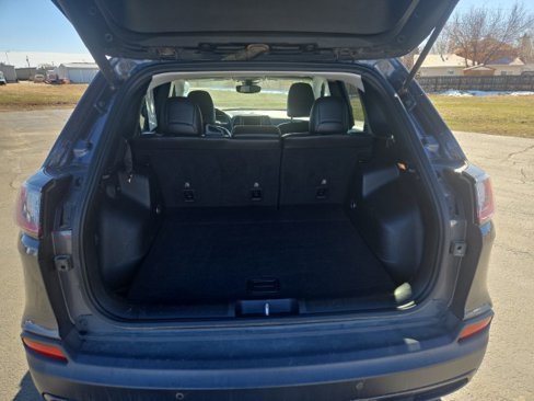 Used 2019 Jeep Cherokee Trailhawk image 16