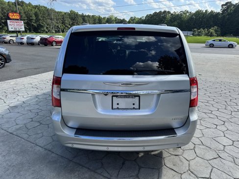 Used 2011 Chrysler Town & Country Limited image 12