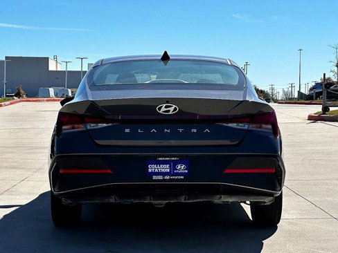 Used 2024 Hyundai Elantra SE image 6
