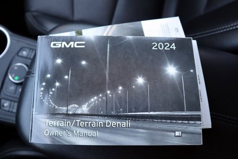 Used 2024 GMC Terrain SLT image 39