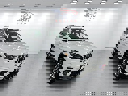 Used 2019 Jeep Cherokee Latitude Plus w/ Cold Weather Group image 3