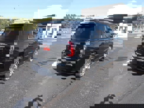 Used 2017 GMC Yukon Denali image 3
