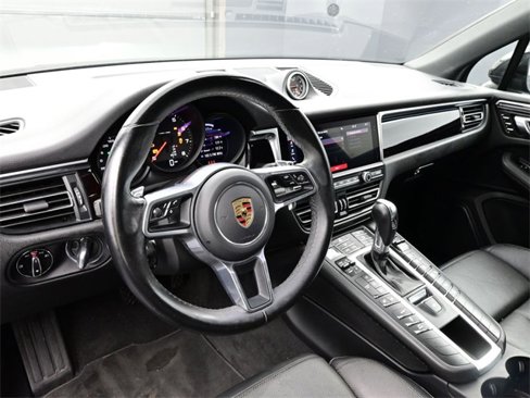 Certified 2021 Porsche Macan image 4
