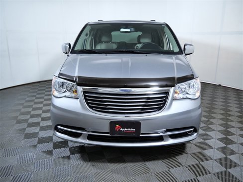 Used 2015 Chrysler Town & Country Touring-L image 3