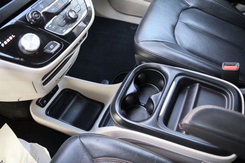Used 2019 Chrysler Pacifica Touring-L image 17