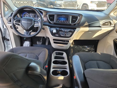Used 2020 Chrysler Voyager L image 12