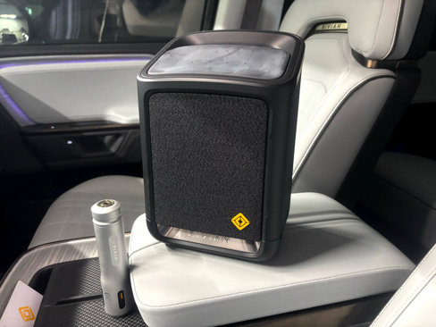 Used 2025 Rivian R1S Premium image 47