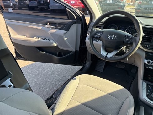 Used 2020 Hyundai Elantra SE image 15