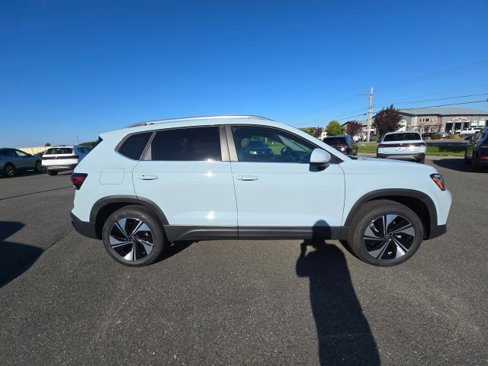 New 2025 Volkswagen Taos SE image 3