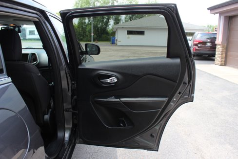 Used 2016 Jeep Cherokee Latitude w/ Comfort/Convenience Group image 39
