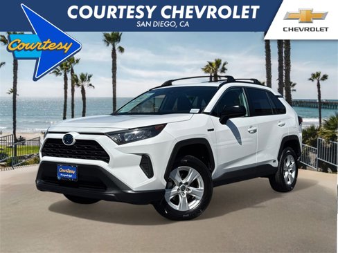 Used 2021 Toyota RAV4 LE image 1