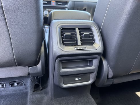 Used 2023 Volkswagen Taos SE w/ Panoramic Sunroof Package image 33