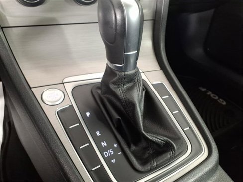 Used 2016 Volkswagen Golf SE image 23