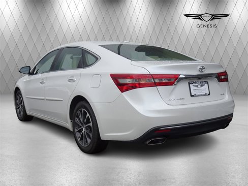 Used 2018 Toyota Avalon XLE Premium image 3