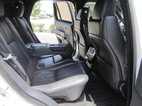 Used 2017 Land Rover Range Rover HSE image 16