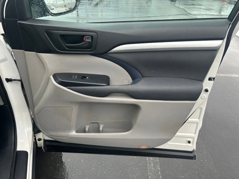 Used 2016 Toyota Highlander LE image 26