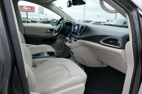 Used 2021 Chrysler Pacifica Touring-L image 15