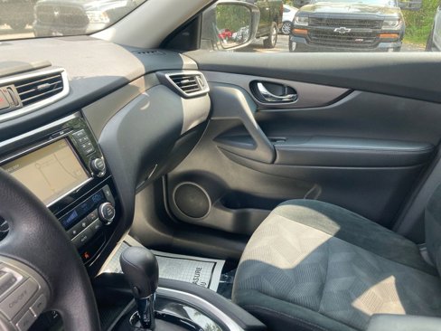 Used 2016 Nissan Rogue SV w/ SV Premium Package image 16