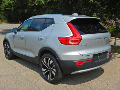 Used 2025 Volvo XC40 B5 Plus image 6
