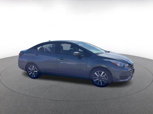 Used 2023 Nissan Versa SV image 2