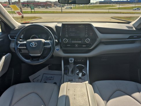 Used 2021 Toyota Highlander LE image 16