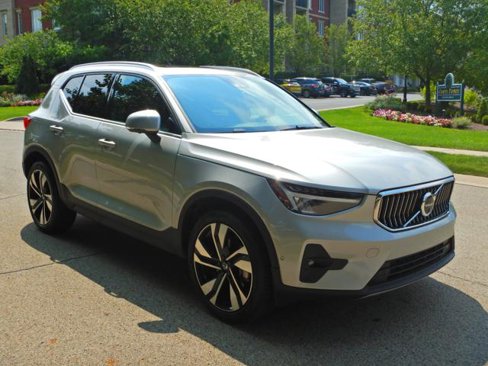Used 2025 Volvo XC40 B5 Plus image 3