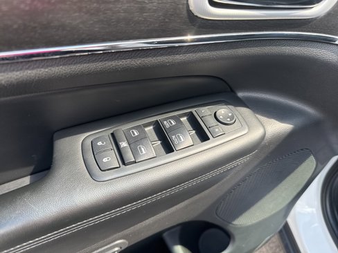 Used 2018 Jeep Grand Cherokee Limited image 11